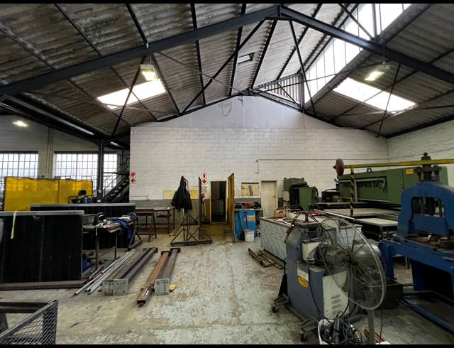 900M² WAREHOUSE FOR SALE IN PAROW EAST
